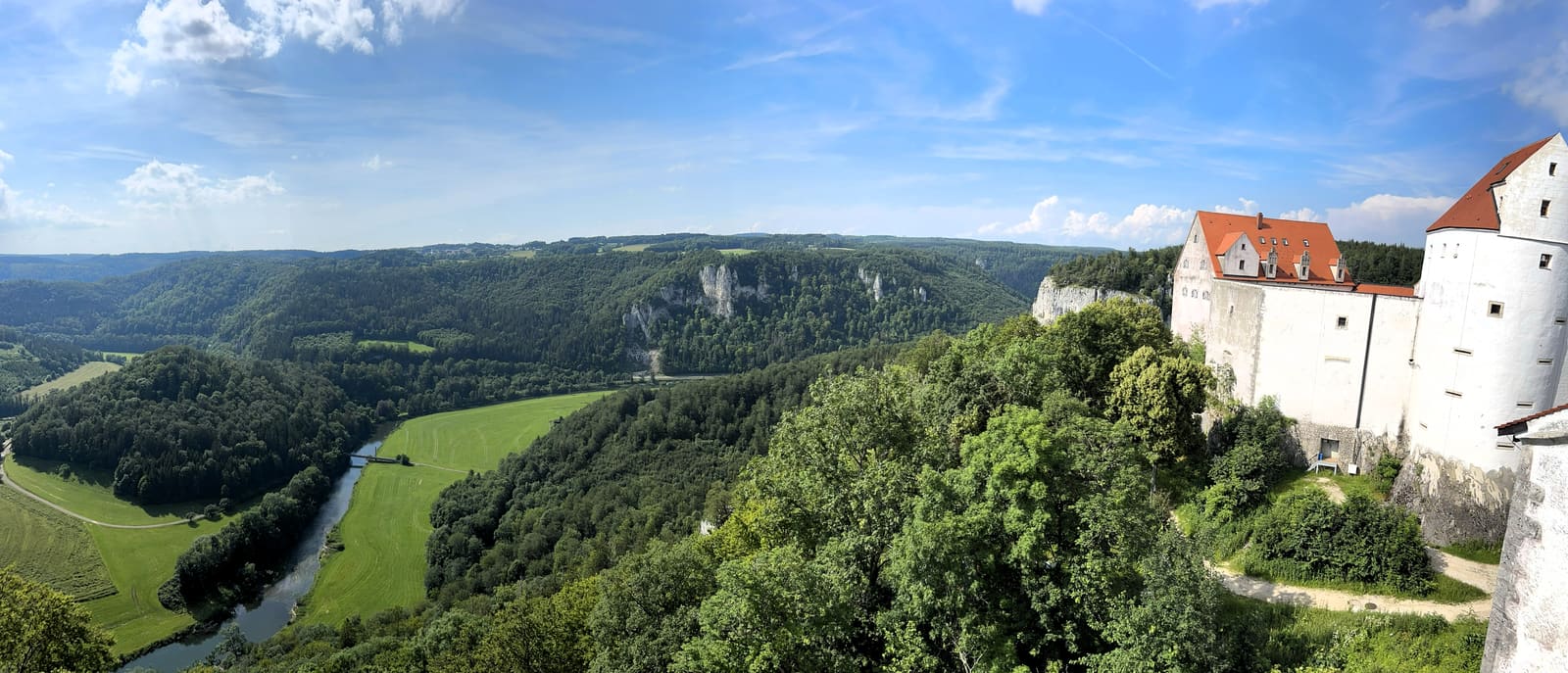 Blick ins Donautal mit der Donau und Burg Wildenstein
